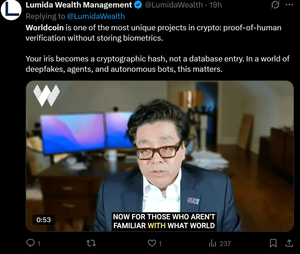 Твит о Worldcoin: верификация Proof-of-Human без хранения биометрии. Видео показывает спикеров перед мониторами, тема – криптографические хеши радужной оболочки.